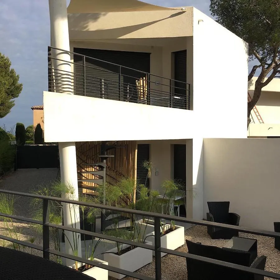 Cassis Lodges 0*,